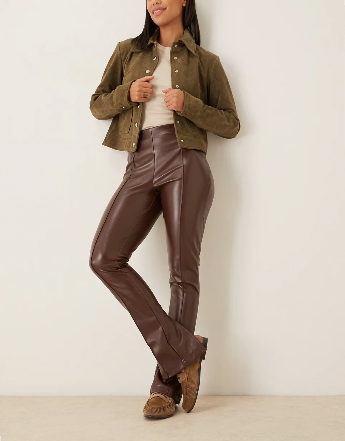 – Superlange Leggingshose aus Kunstleder in Schokobraun