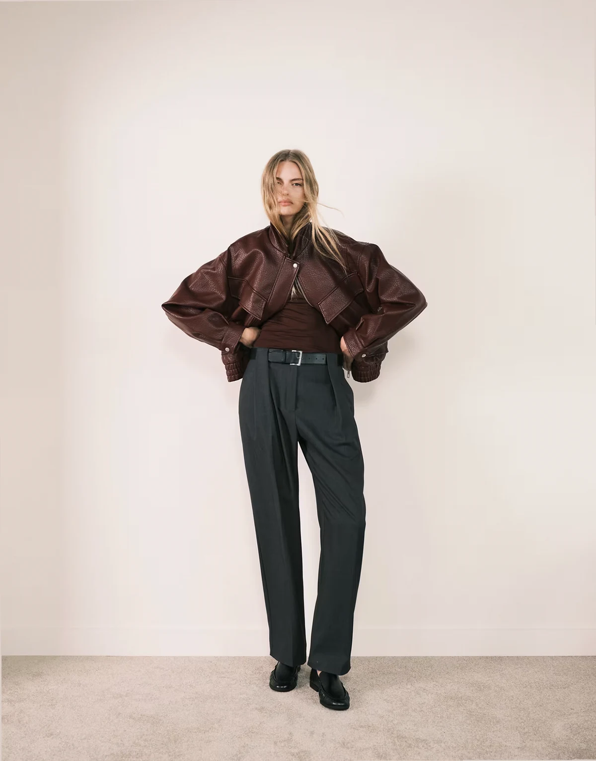 – Elegante Hose in meliertem Grau mit hohem Bund, Gürtel und geradem Bein