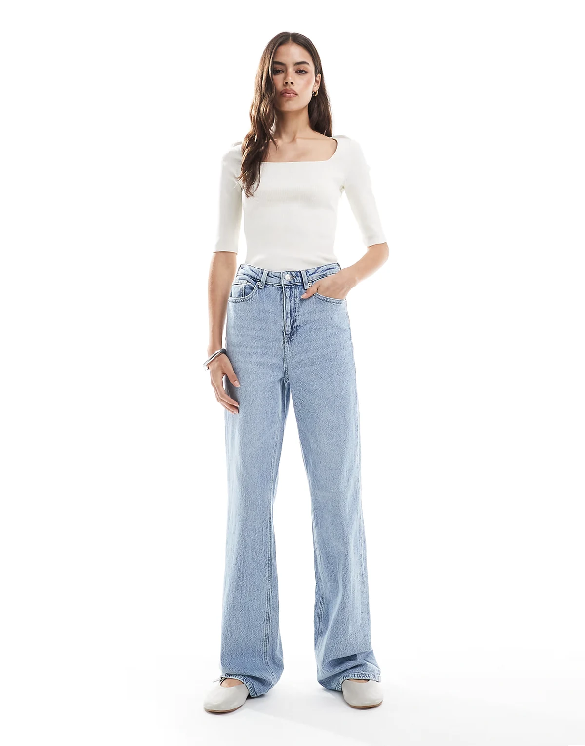 – Tessa – Jasnoniebieskie jeansy z szerokimi nogawkami