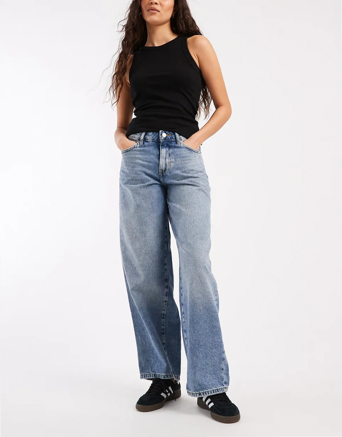 – Georgia – Weite Jeans in Mittelblau mit mittelhohem Bund