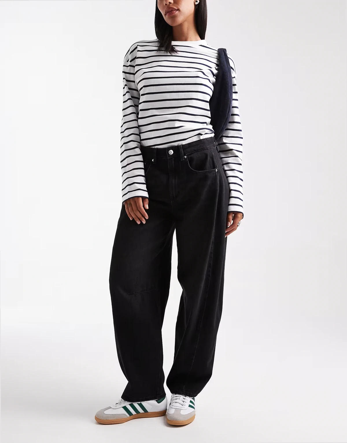 – Chara – Jeans in verwaschenem Schwarz mit hohem Bund und weitem, abgerundetem Bein
