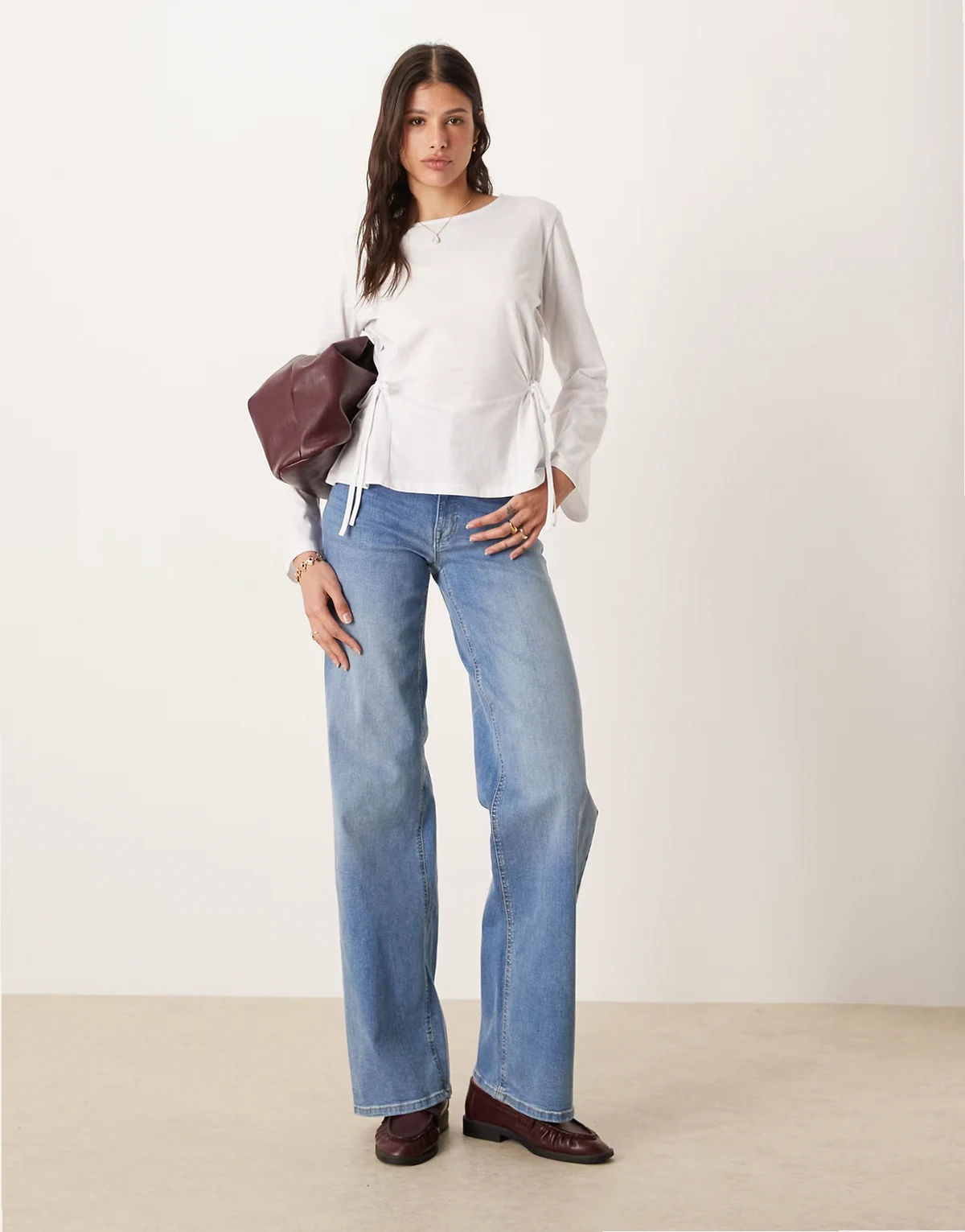 – Denim-Jeans in Mittelblau mit weitem Bein und hohem Bund