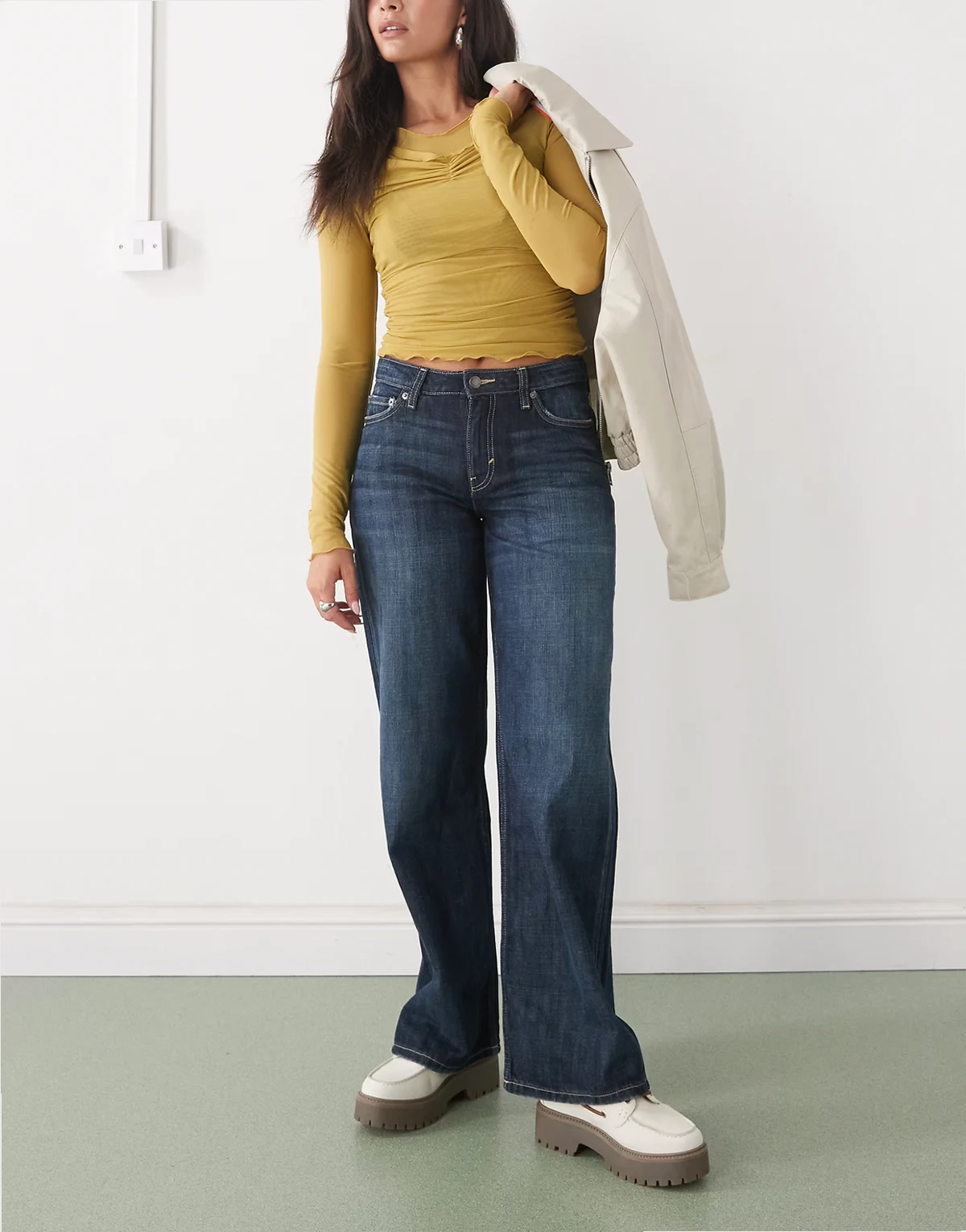 – Ample – Weit geschnittene Jeans in dunkelblauer Waschung mit niedrigem Bund