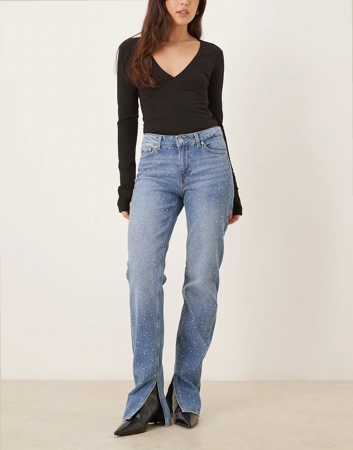 – Ciara – Niebieskie jeansy z rozszerzanymi nogawkami ze strasami