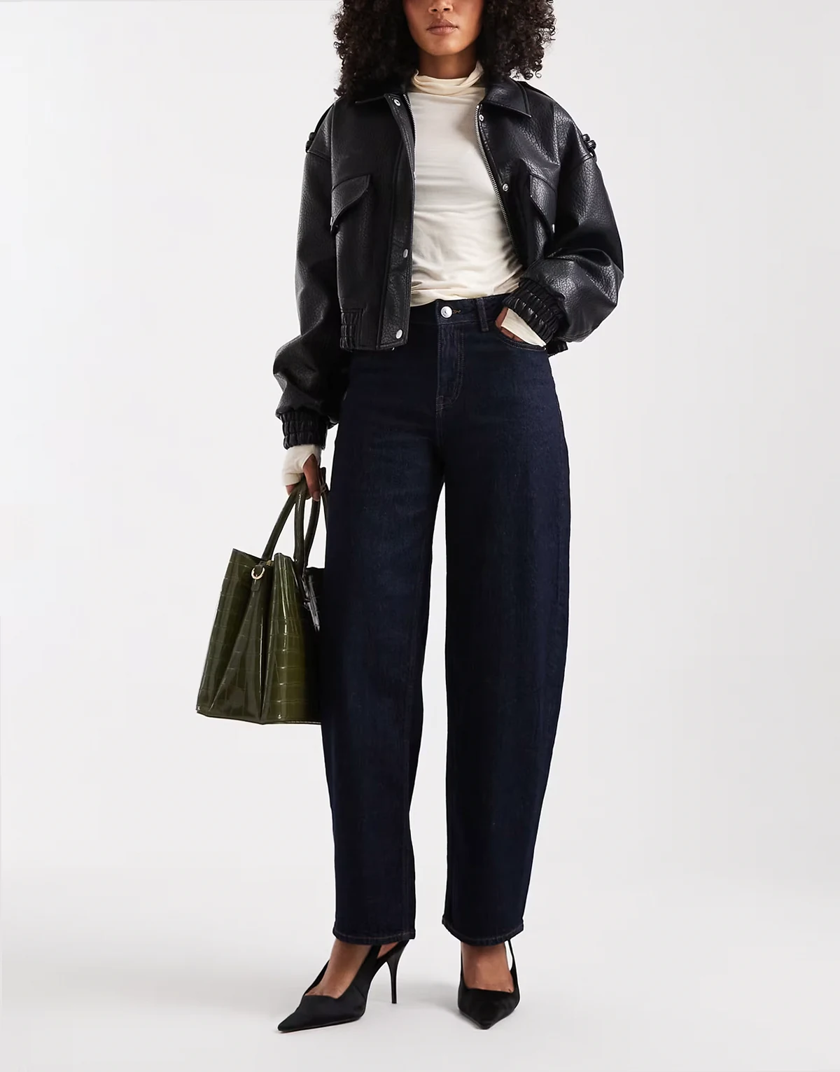 – Jeansy z poszerzanymi nogawkami w ciemnym odcieniu indygo