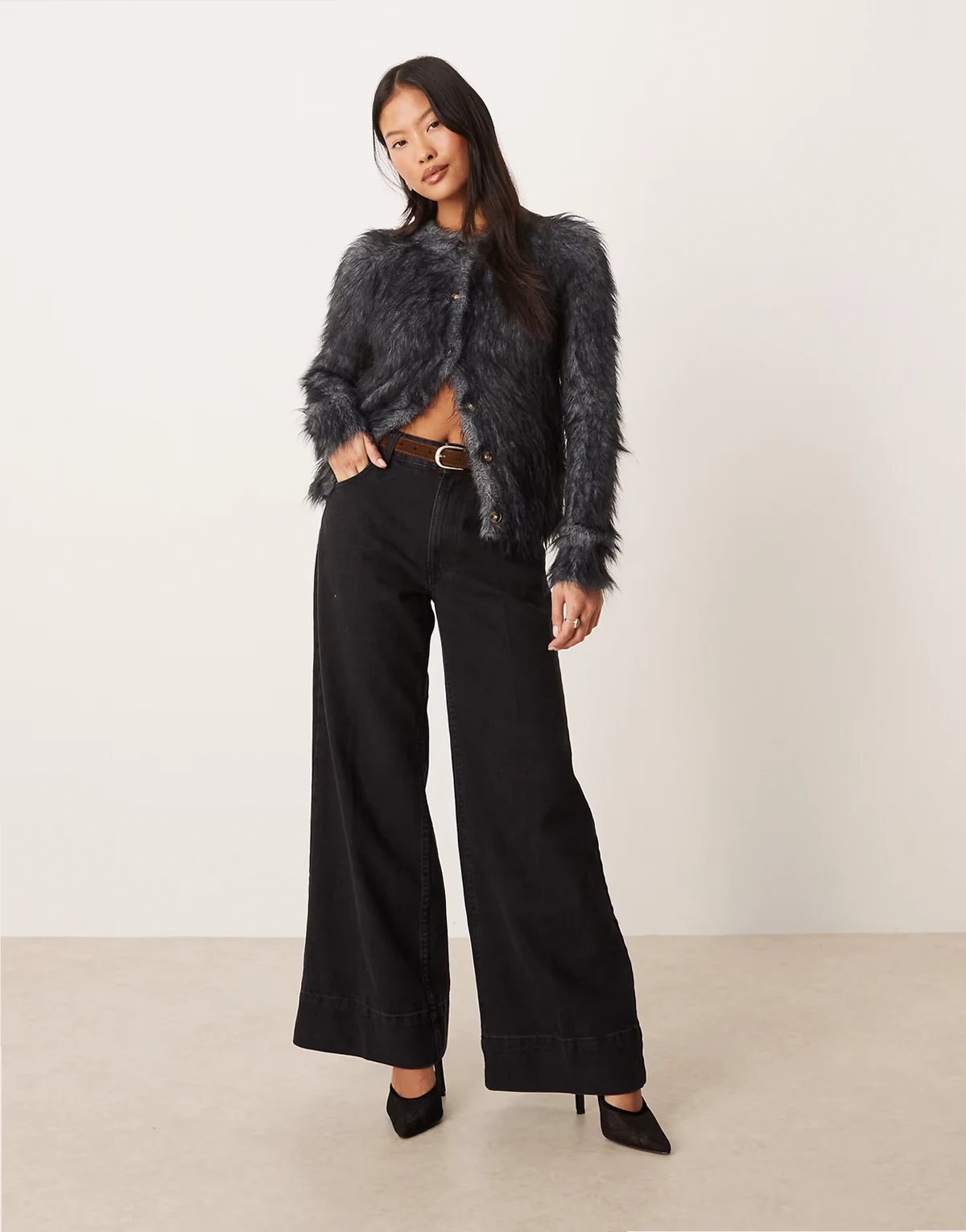 ASOS DESIGN Petite – Jeans in Schwarz mit weitem Bein, Gürtel und Bügelfalte vorne