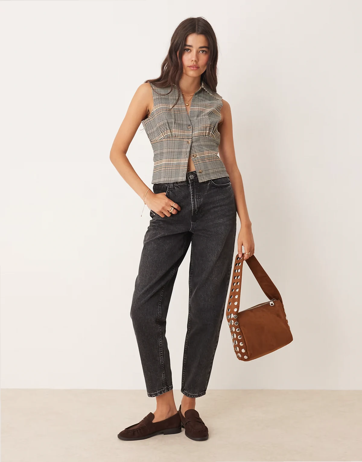 – Mom-Jeans in schwarzer Waschung