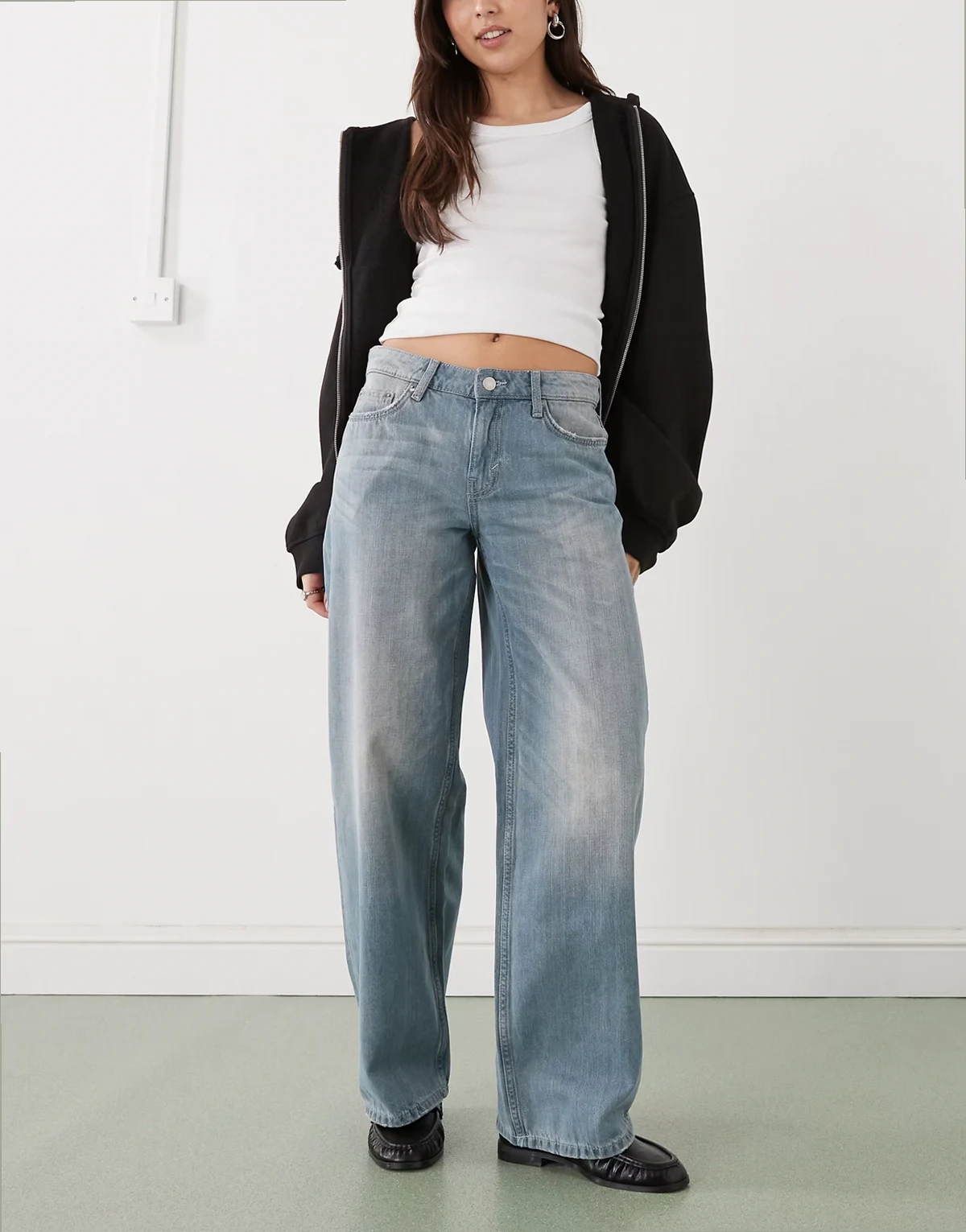– Ample – Lockere Jeans in verwaschenem Hellblau mit niedrigem Bund