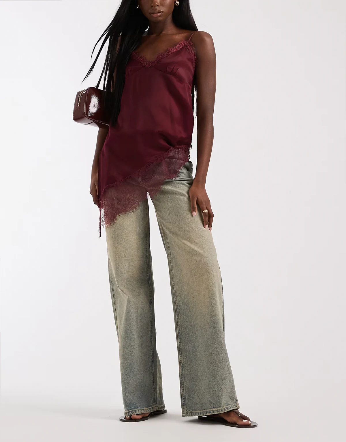 – Niebieskie jeansy z szerokimi nogawkami z brązowym przebarwieniem