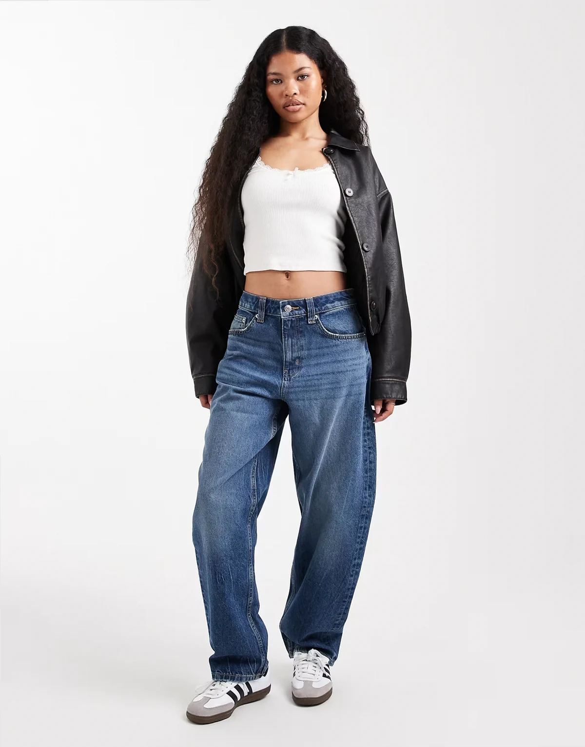 ASOS DESIGN Petite – Schmal geschnittene Barrel-Leg-Jeans in Mittelblau