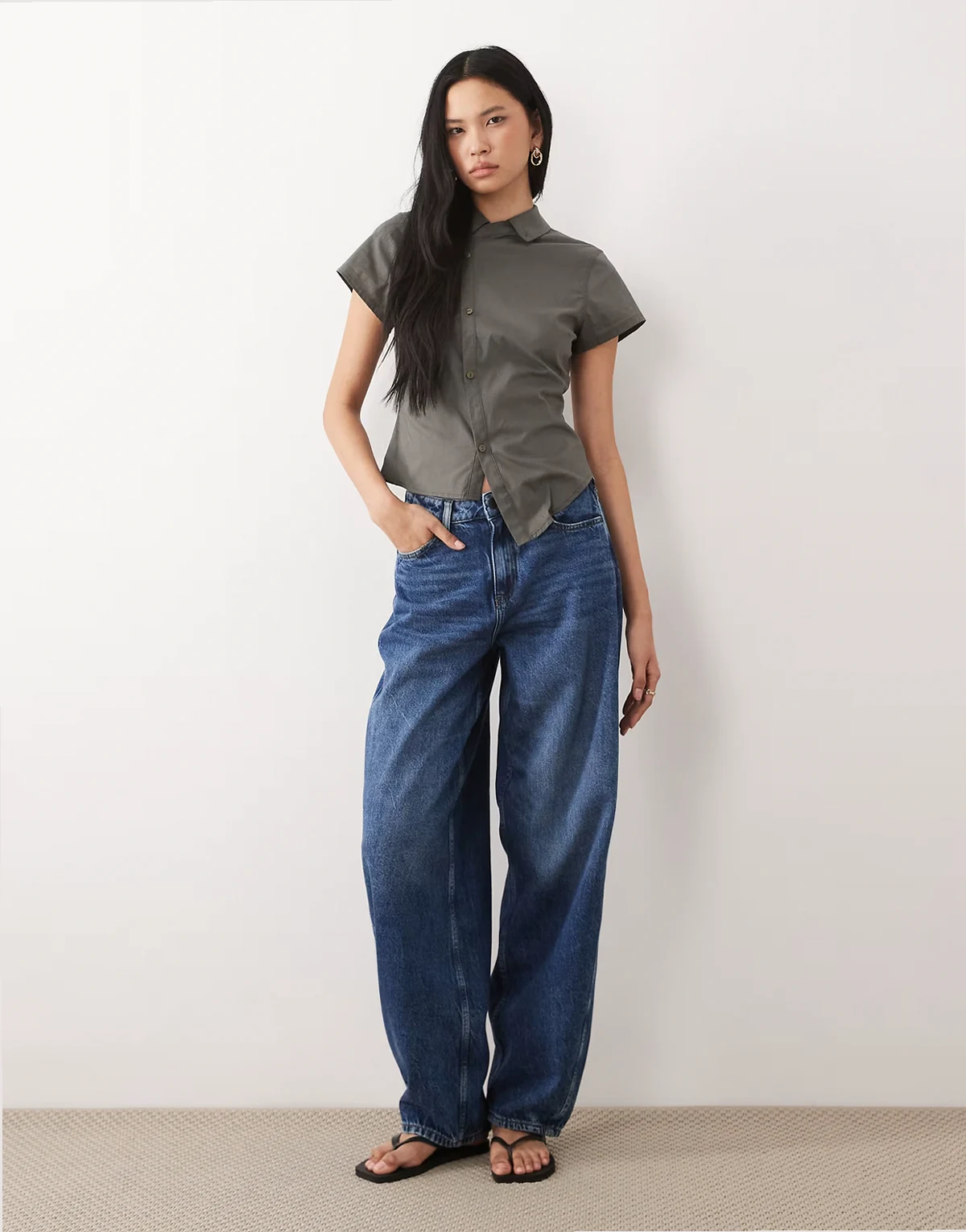 – Barrel-Jeans in Mittelblau mit mittelhohem Bund