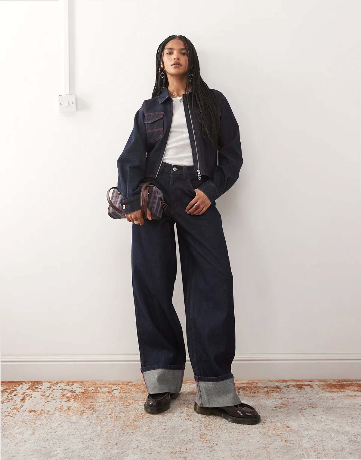 – X002 – Weite Jeans in Rinse-Waschung mit Taillenriegel hinten am Bund und umgeschlagenem Saum