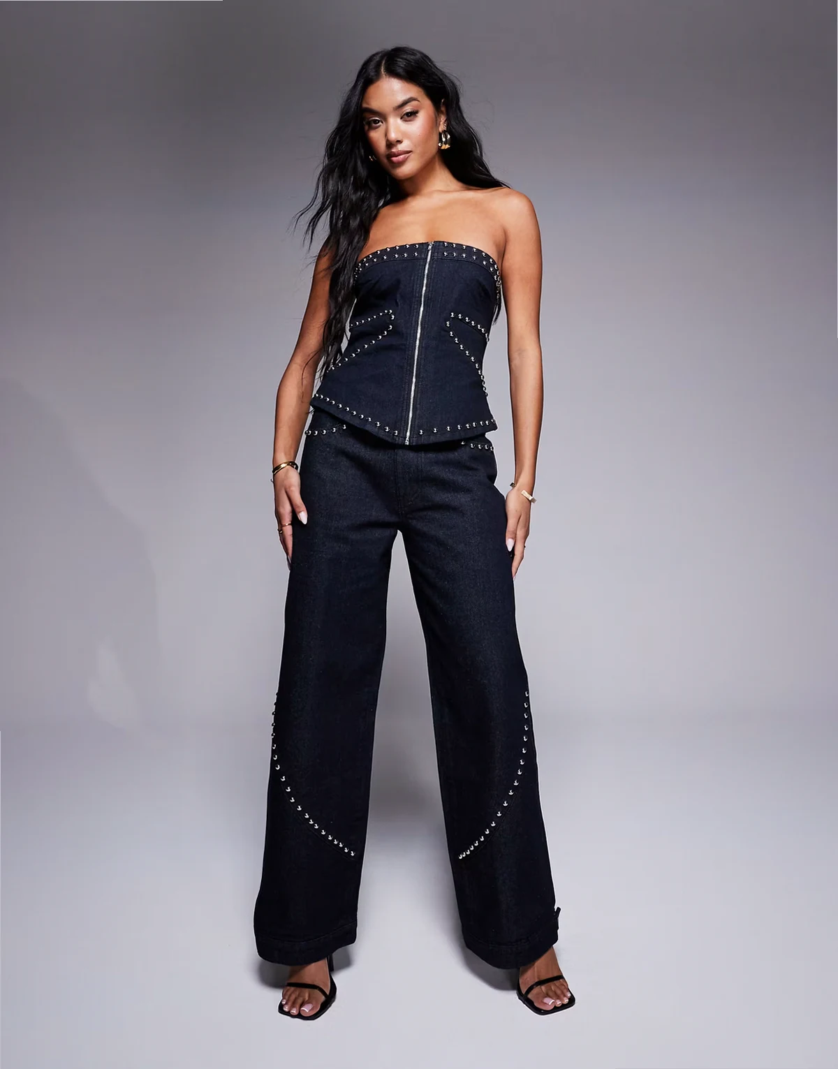 – Jeansy o obszernym kroju z ćwiekami na szwach w kolorze indygo, część zestawu