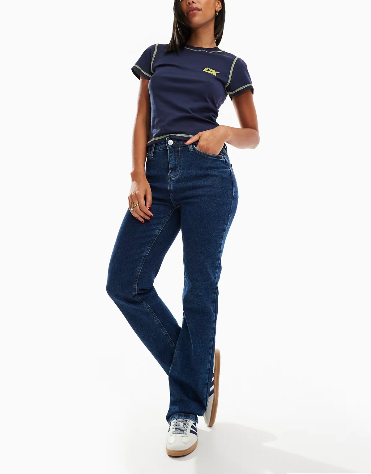 – Kelly – Ciemnoniebieskie jeansy z prostymi nogawkami i średnim stanem