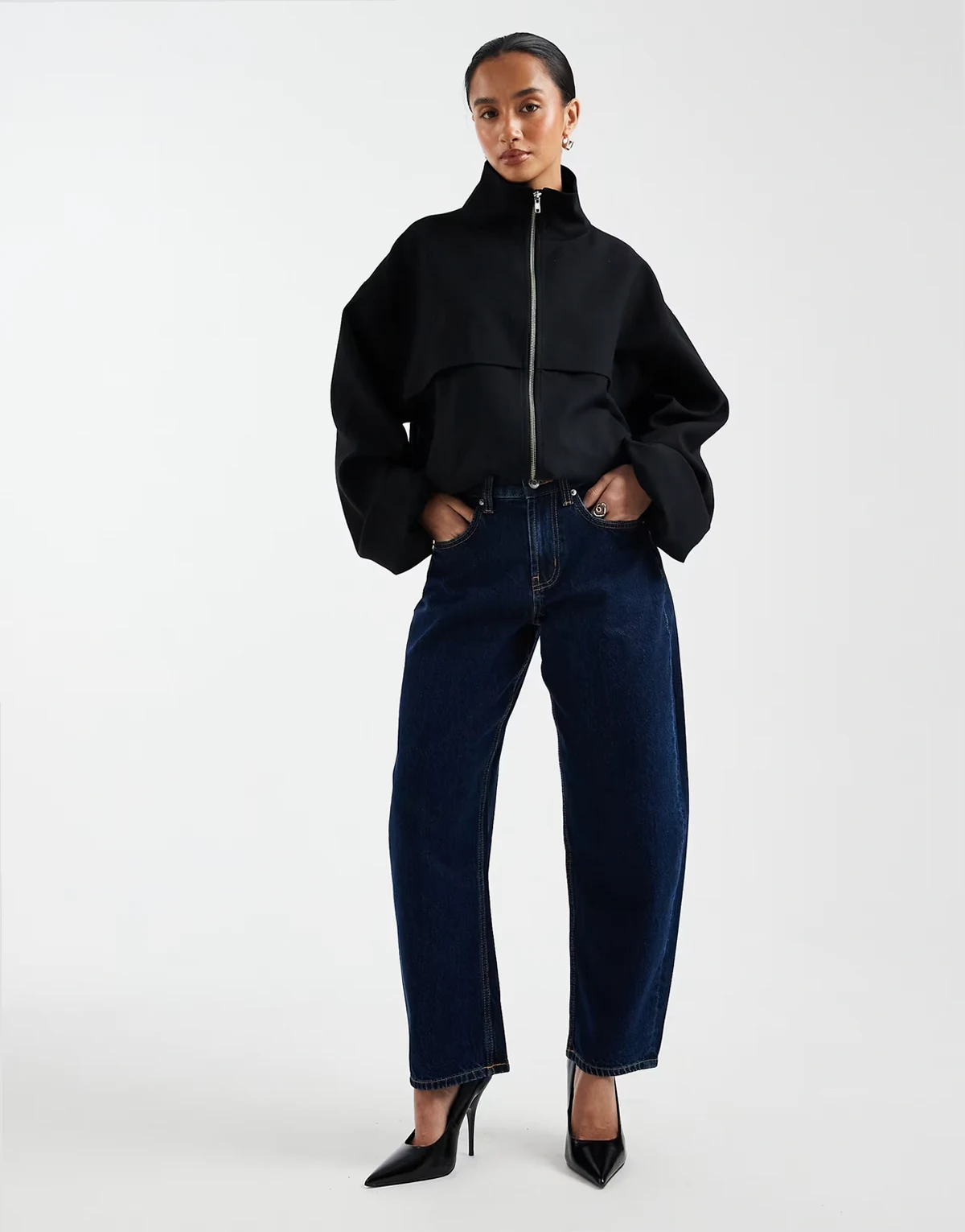 ASOS DESIGN Petite – Schmal geschnittene Barrel-Leg-Jeans in kräftiger Rinse-Waschung
