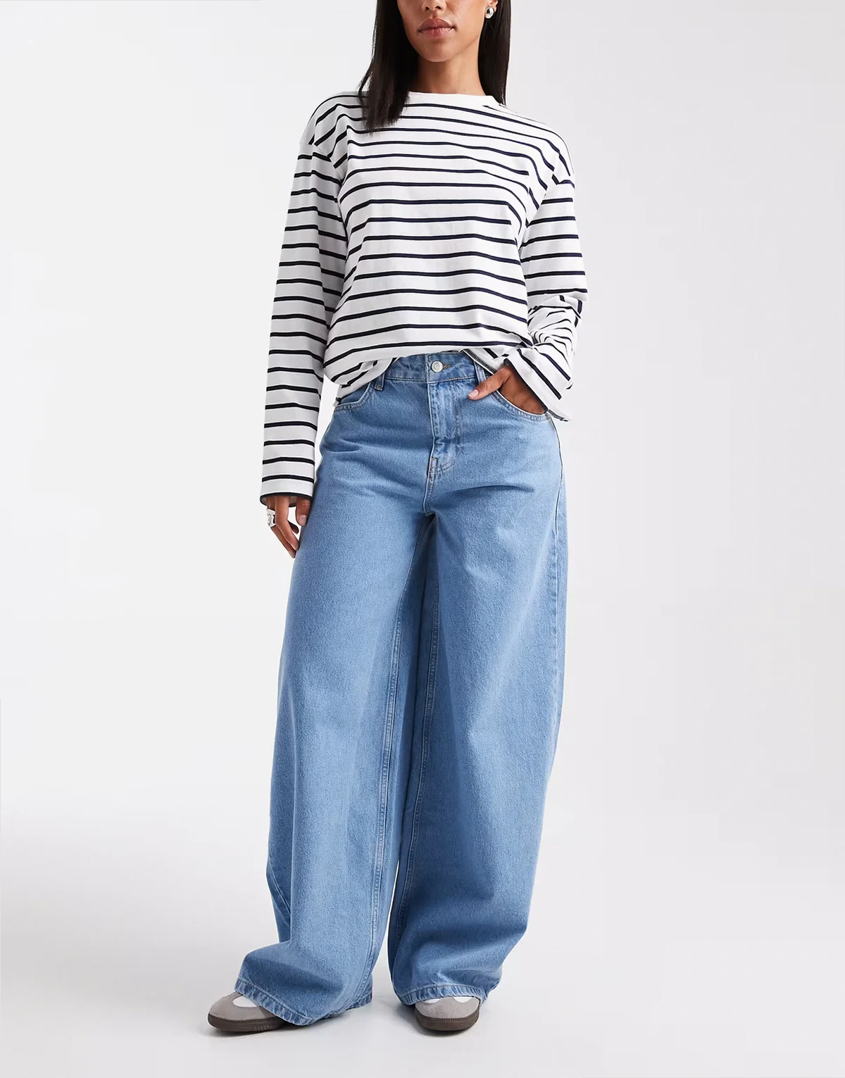 – Jeansy o obszernym fasonie boyfriend oversize z efektem wybielenia