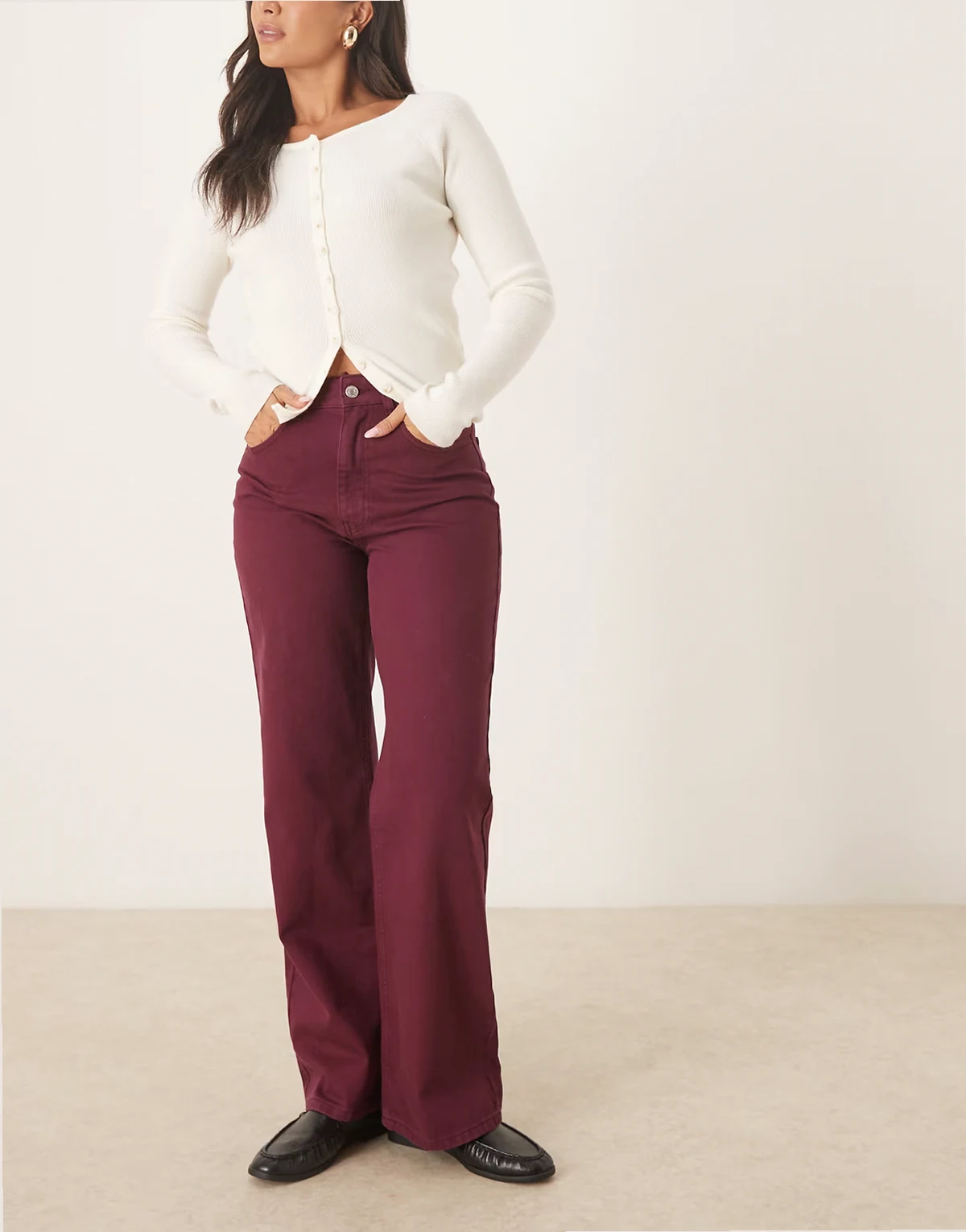 – Śliwkowe jeansy dad fit
