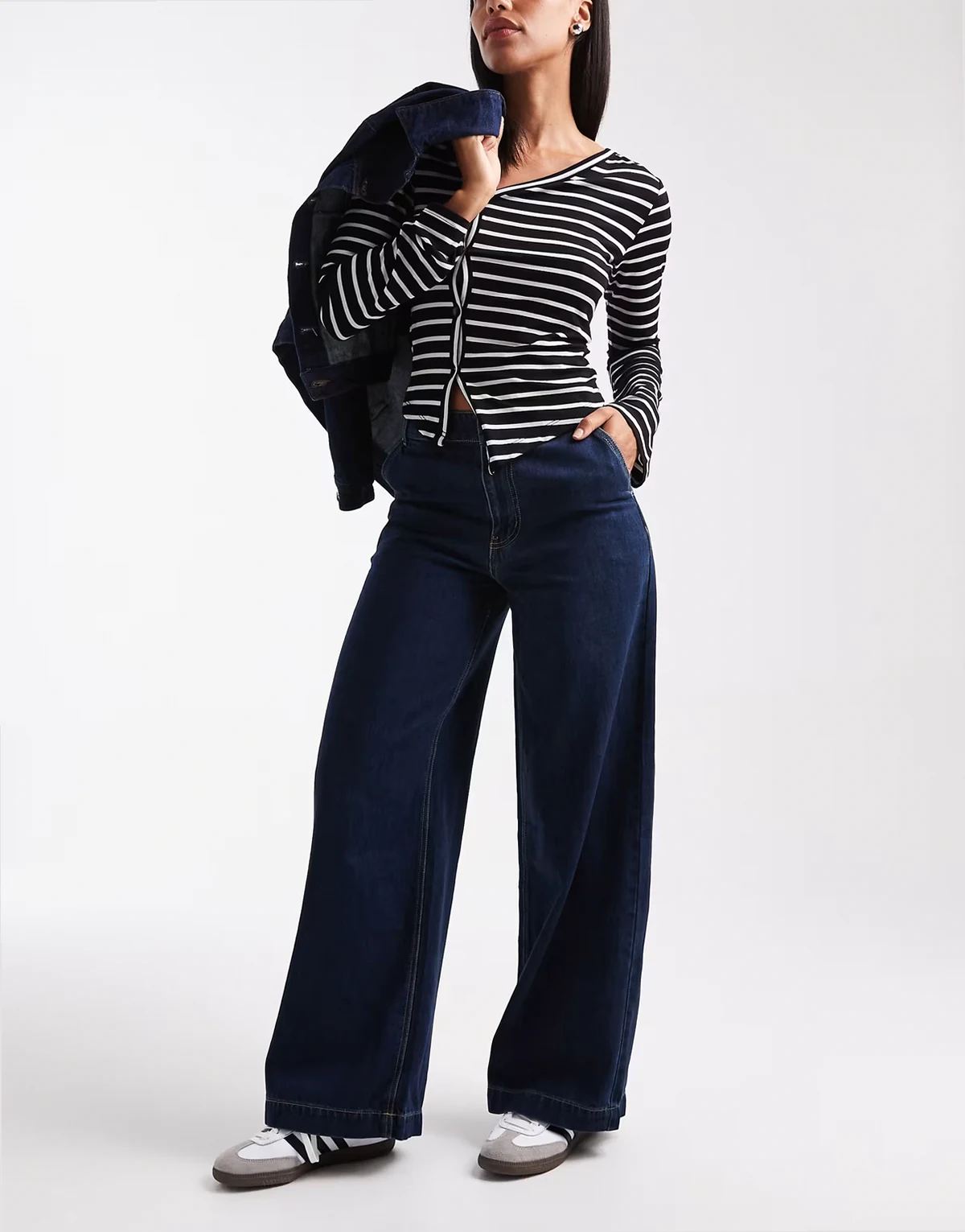 – Jeans in Dunkelblau mit besonders weitem Schnitt und mittelhohem Bund