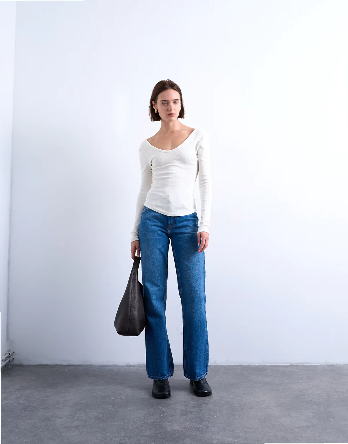 – Niebieskie jeansy bootcut ze średnim stanem