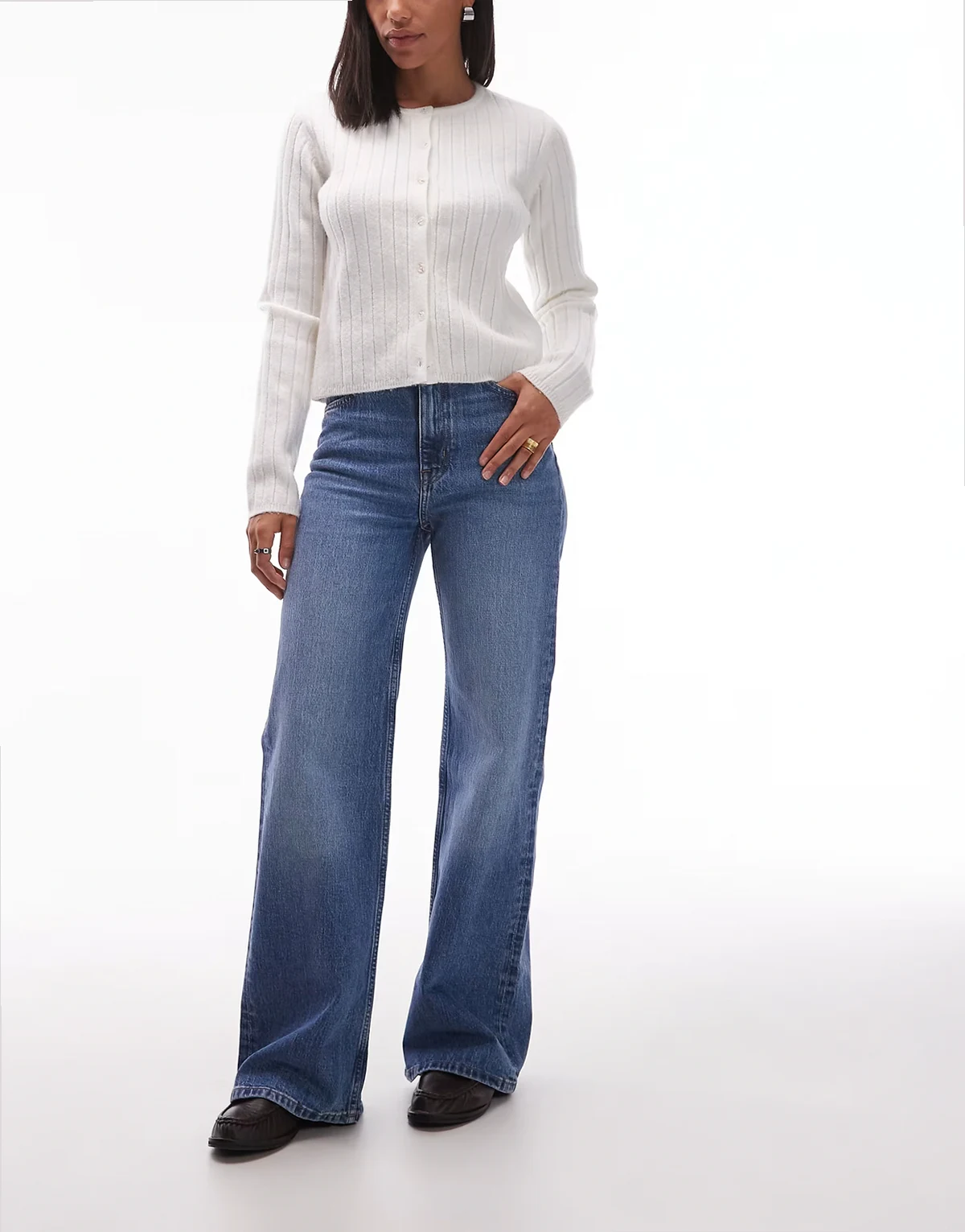 – Weit geschnittene Jeans in mittelblauer Waschung mit mittelhohem Bund