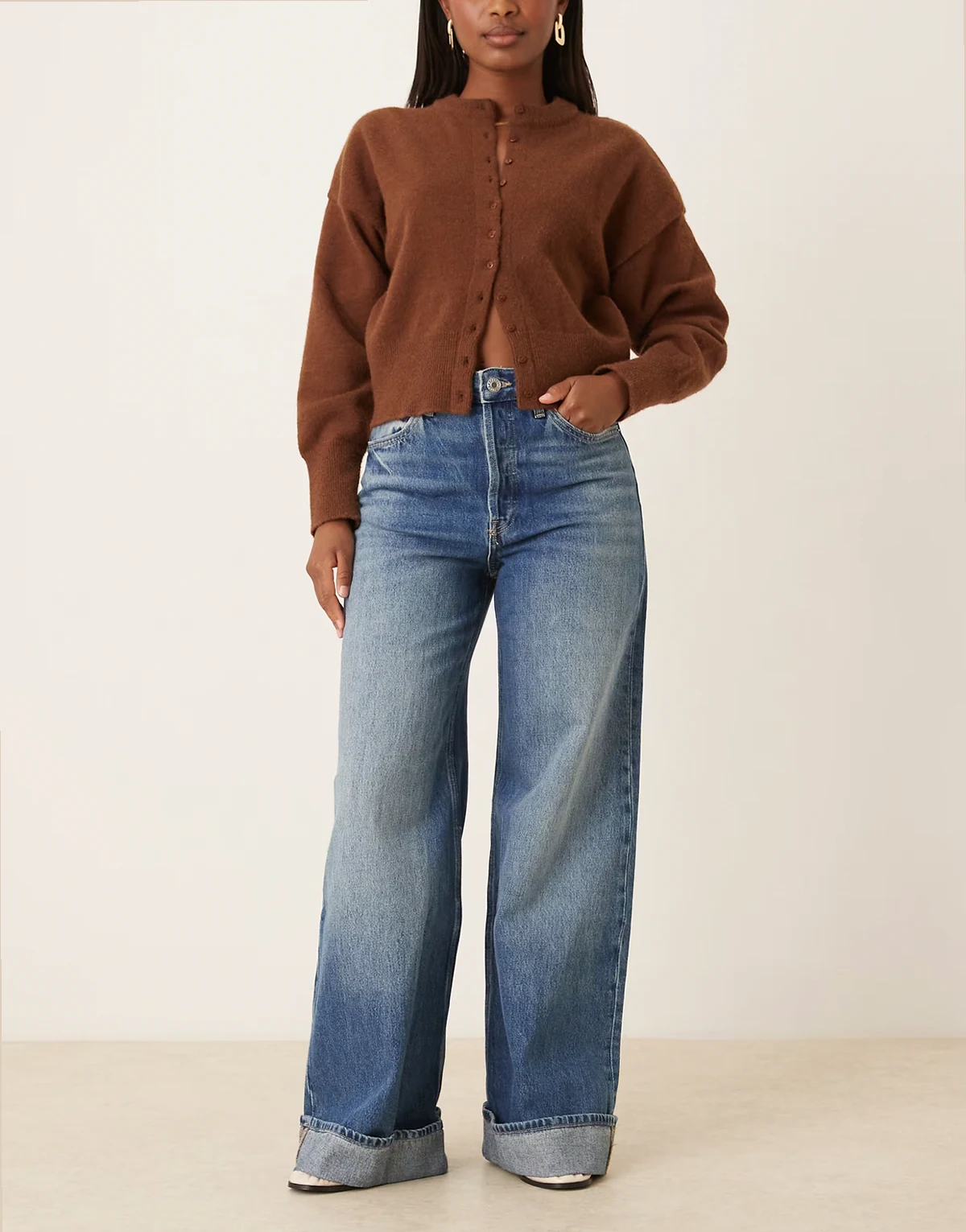 – Jeans aus Baumwolle in Mittelblau mit weitem Bein und Umschlag