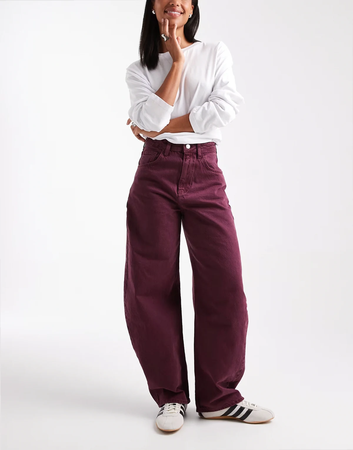 – Burgundowe jeansy barrel z wysokim stanem