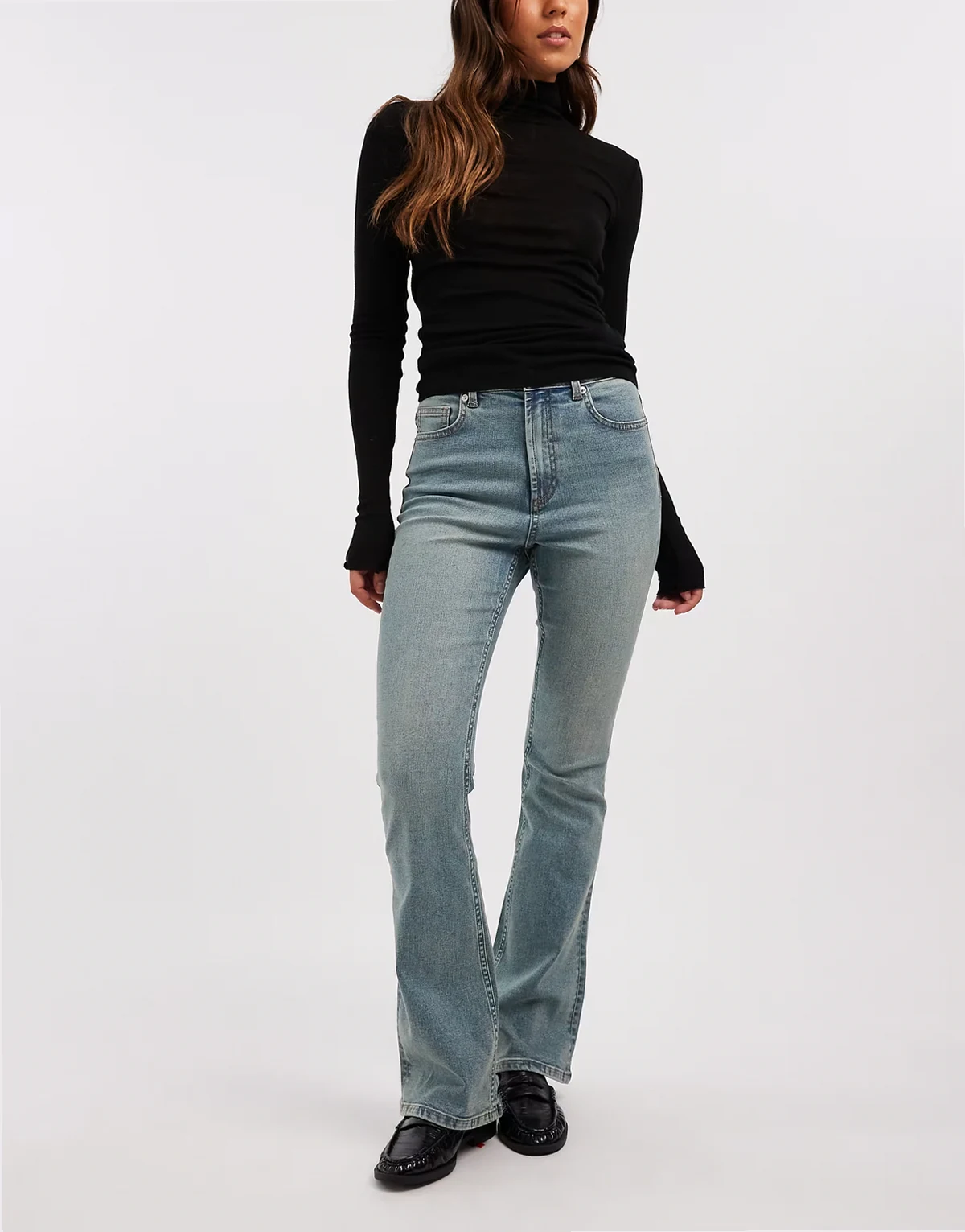 – Ausgestellte Jeans in Dirty-Waschung