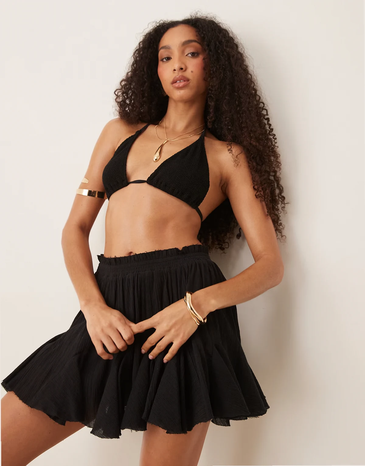 – Czarna spódnica plażowa mini z godetami i zakładkami
