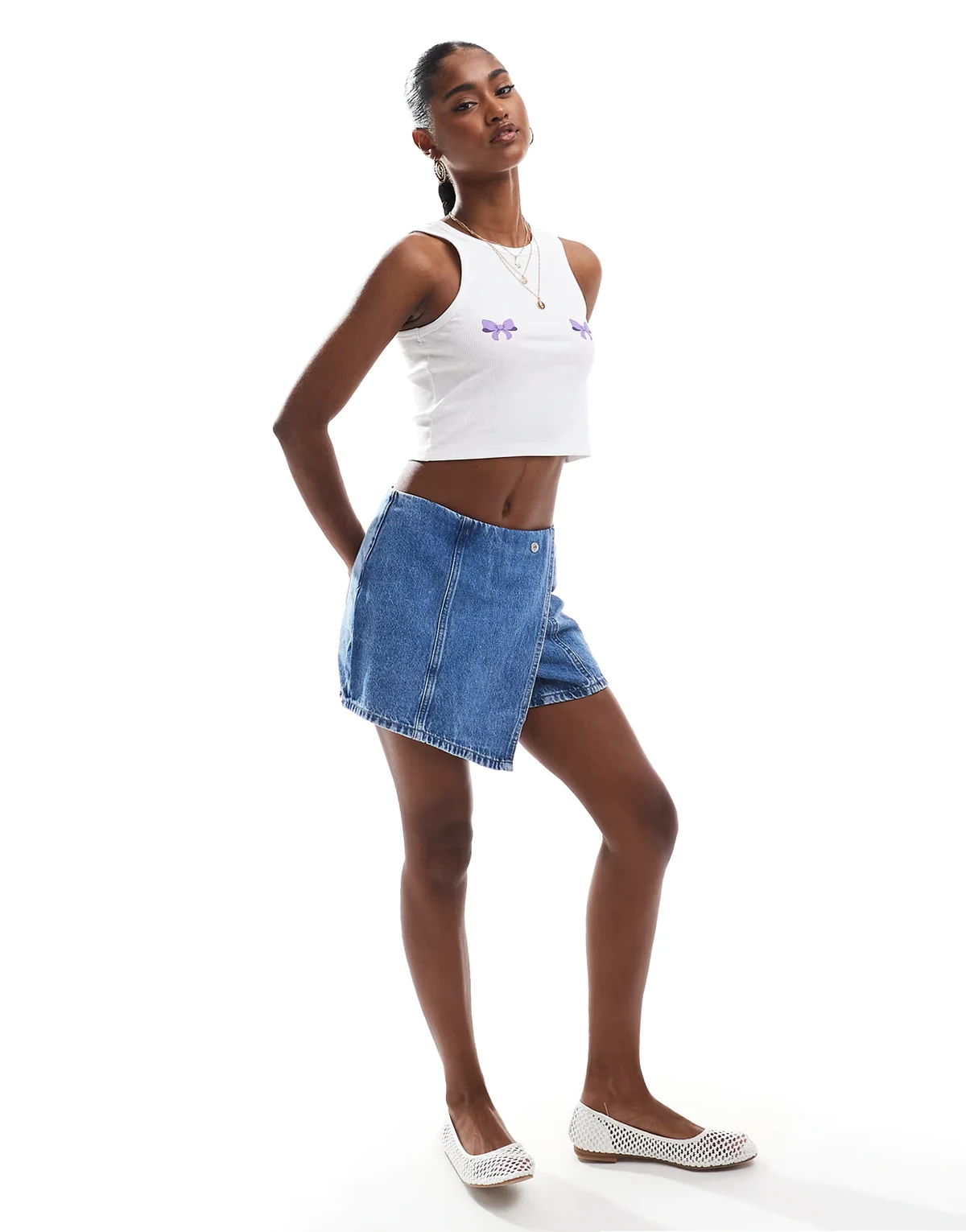 – Niebieskie jeansowe spódnicospodnie mini z kopertowym przodem