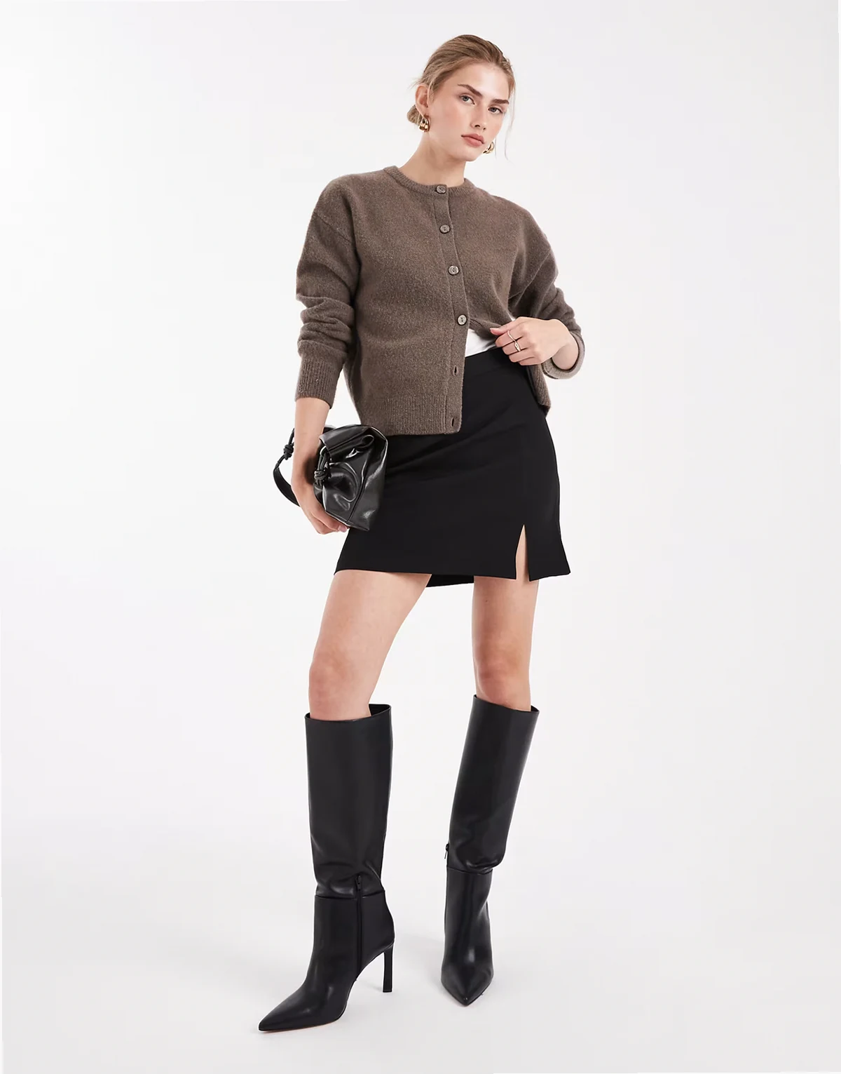 – Czarna dopasowana spódnica mini z rozcięciem z przodu