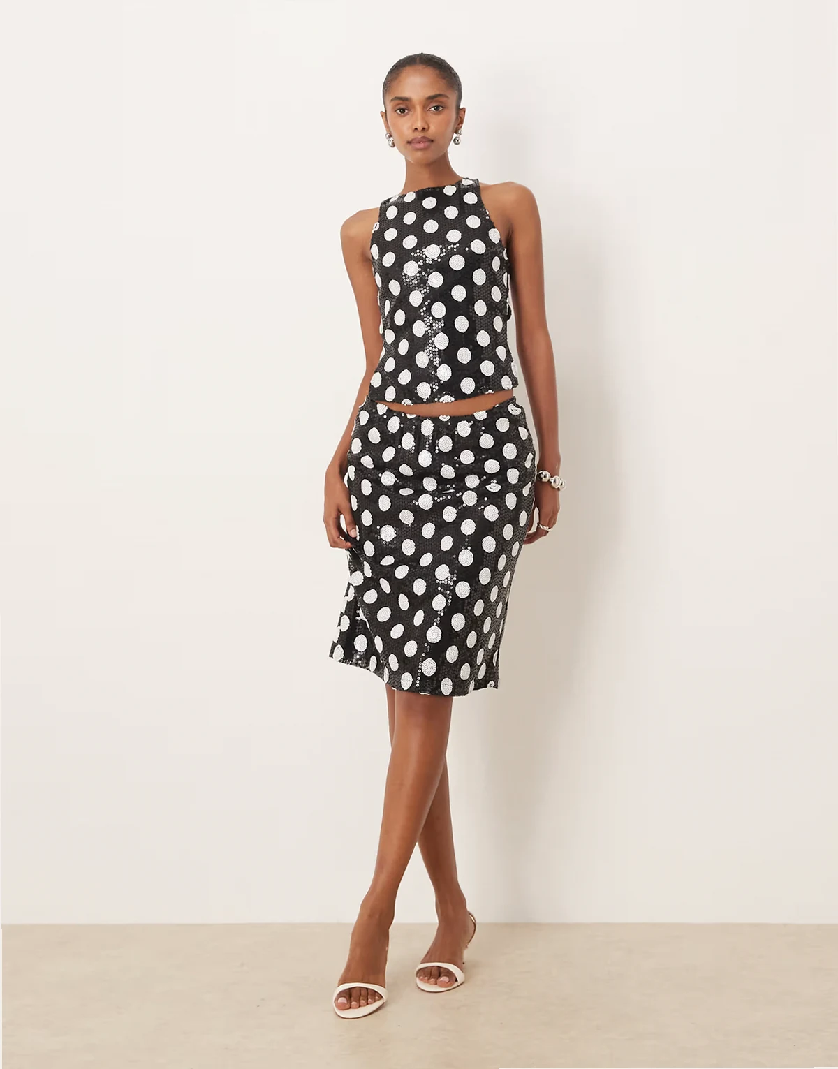 – Kavivi – Knielanger Rock mit niedrigem Bund, Pailletten und Punkten in Schwarz-Weiß, Kombiteil