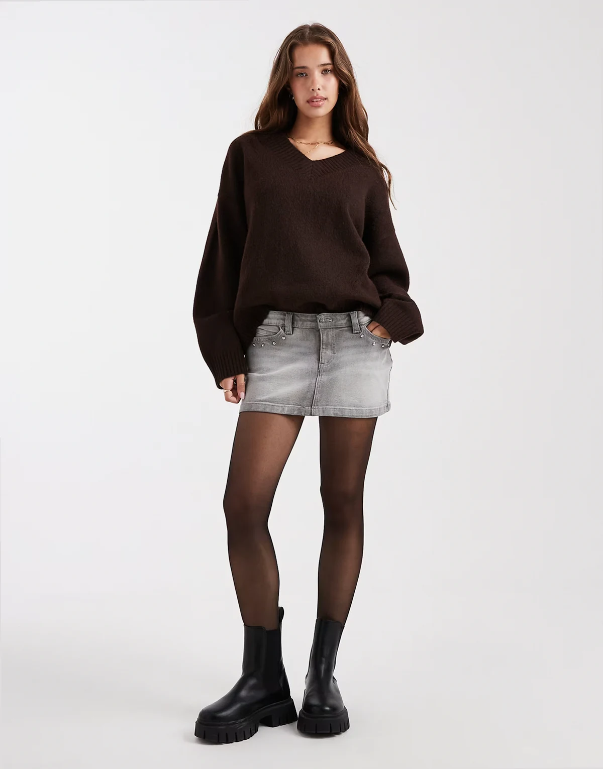 – Mini-Jeansrock in Grau mit Nietenbesatz