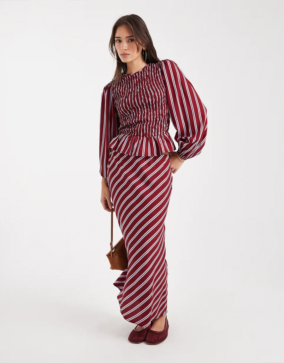 – Gestreifter Midaxi-Rock in Marineblau und Burgunderrot