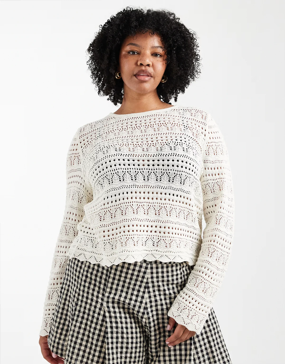 – Langärmliges, gehäkeltes Oberteil in Cremeweiß