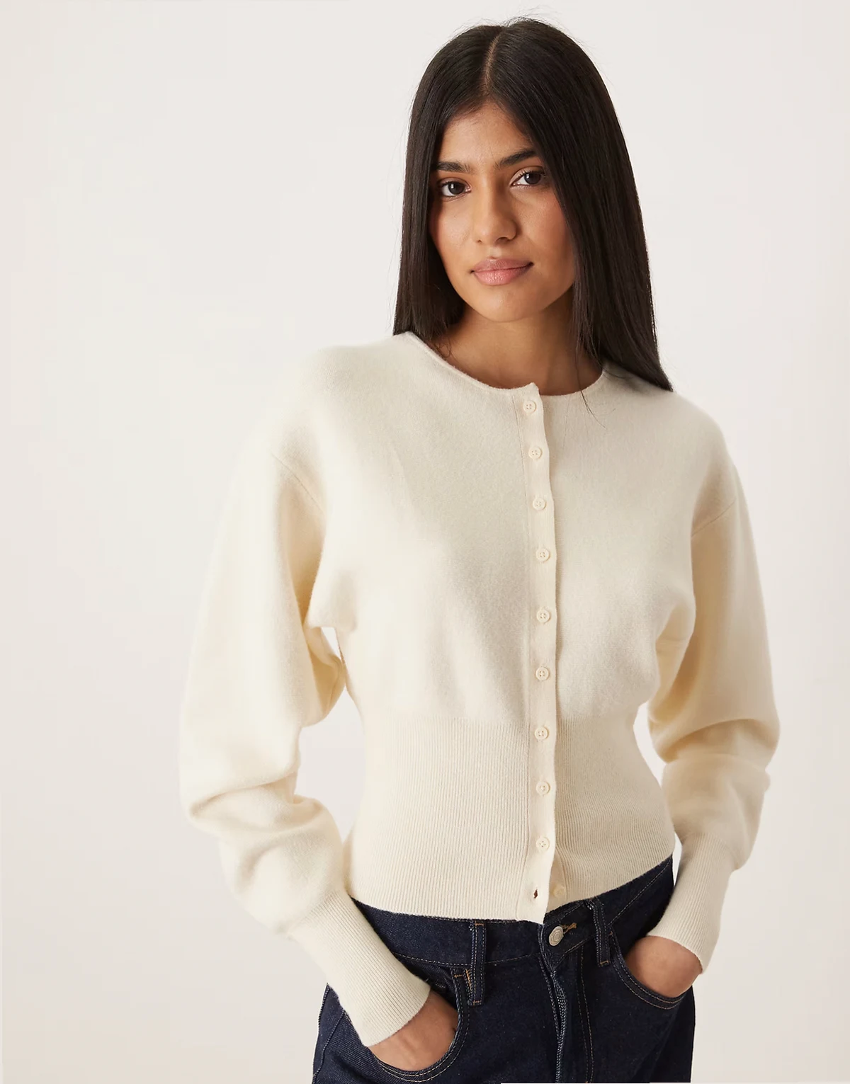 – Geformte, figurbetonte Strickjacke in Cremeweiß mit Knopfleiste