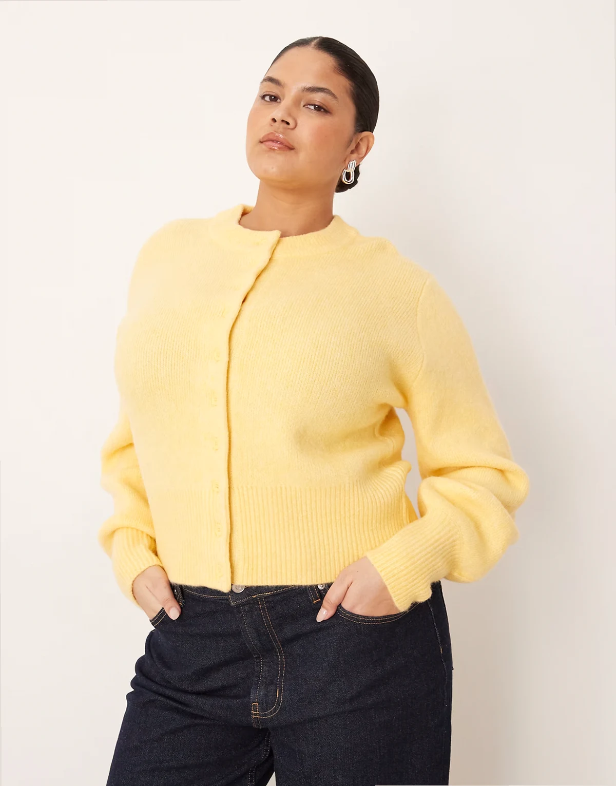 ASOS DESIGN Curve – Bladożółty puszysty kardigan z profilowanymi rękawami z dzianiny o gęstym splocie