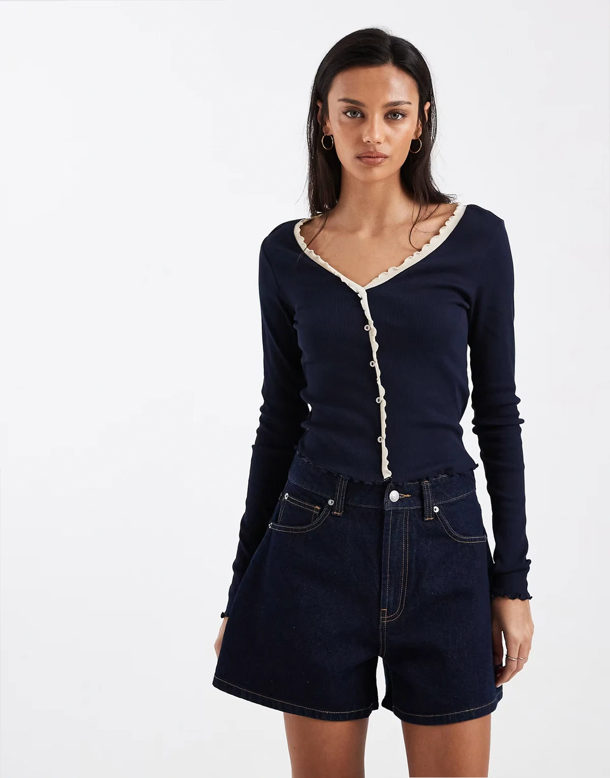 – Gerippte Strickjacke in Marineblau mit gekräuseltem Saum und Kontrastnaht