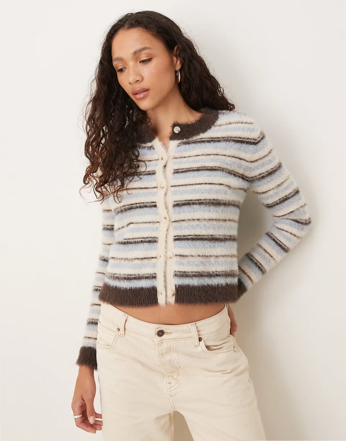 – Knappe Strickjacke in braun gestreift mit Knopfleiste