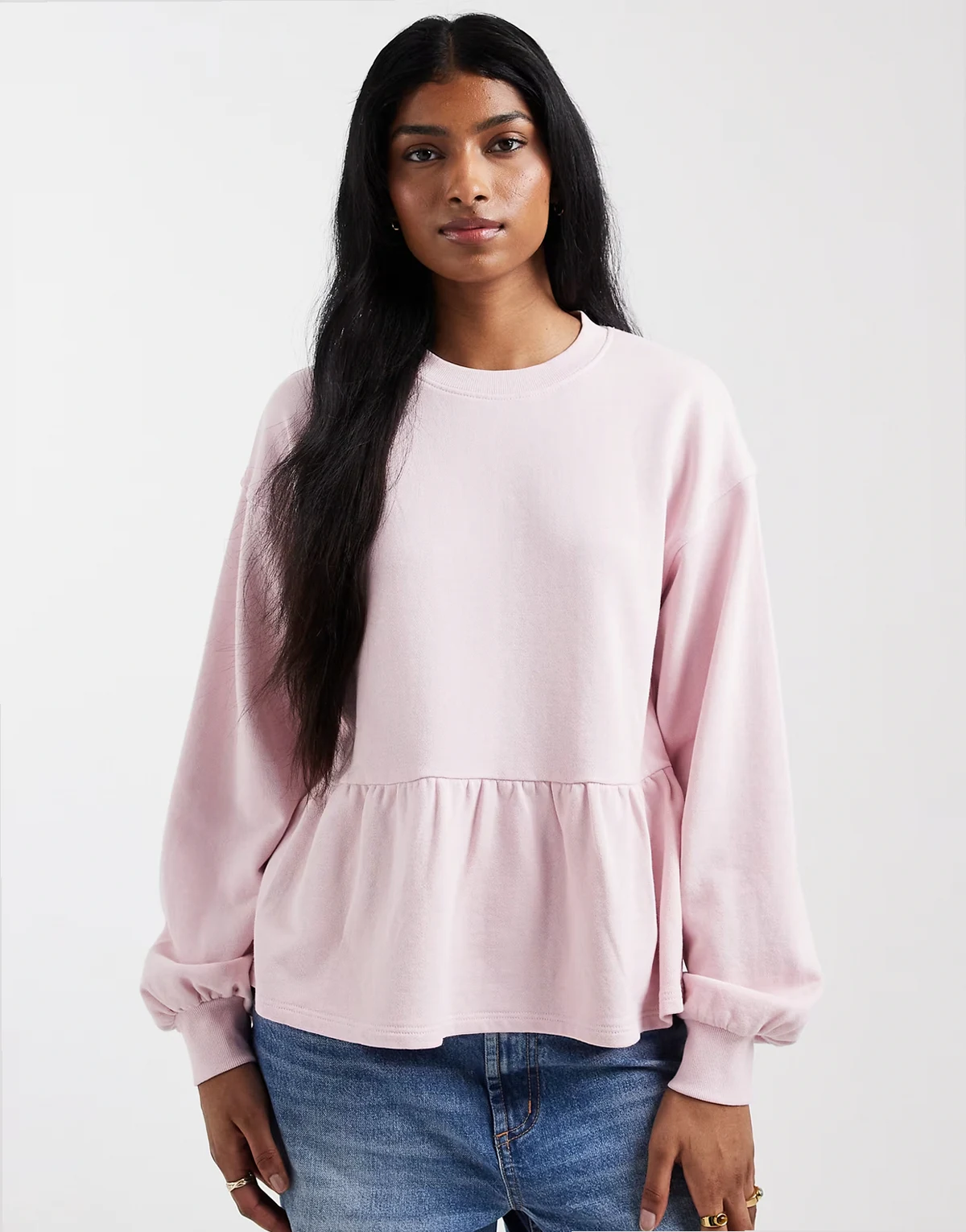 – Sweatshirt in Blassrosa mit Rüschensaum