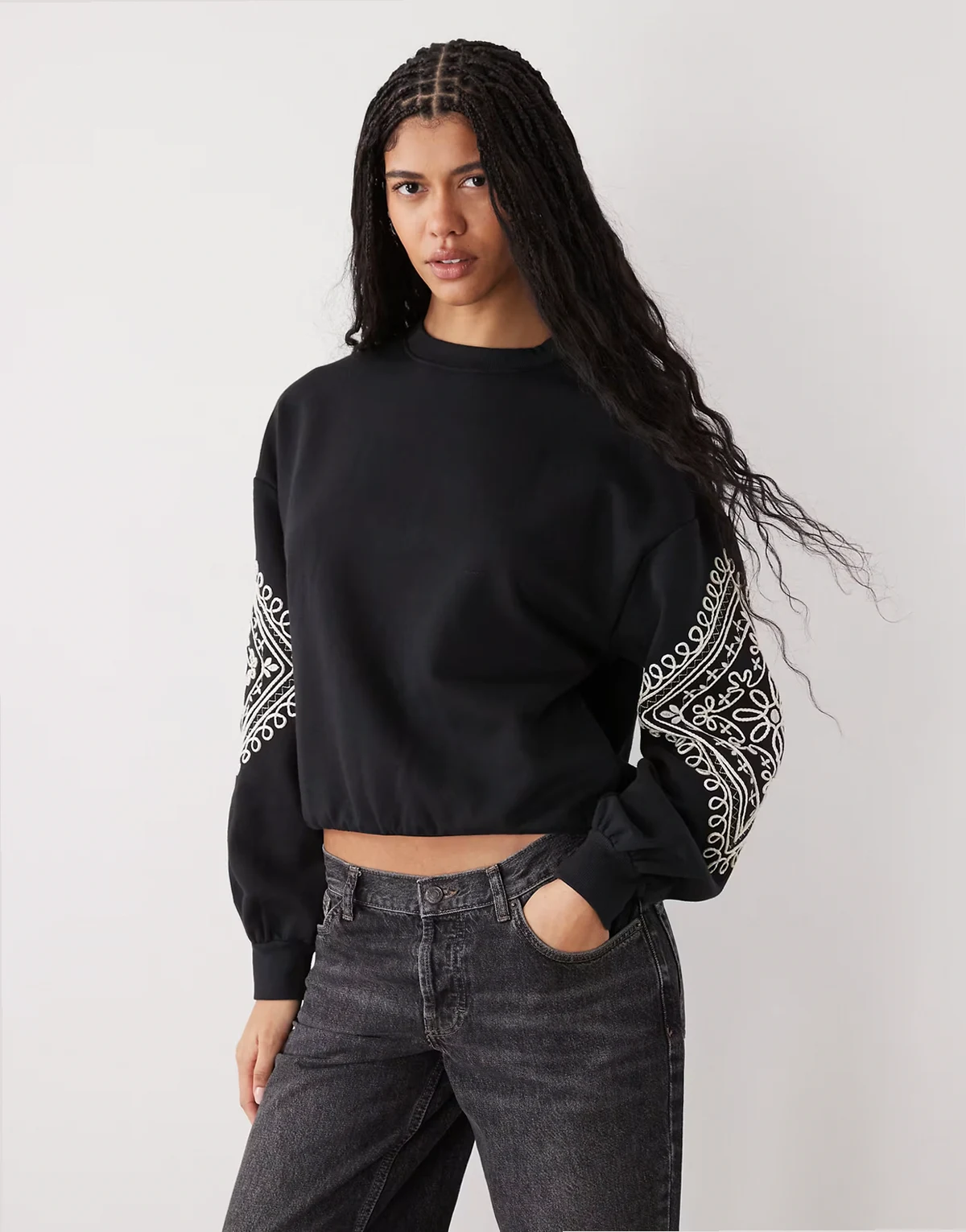 – Sweatshirt mit besticktem Ärmel
