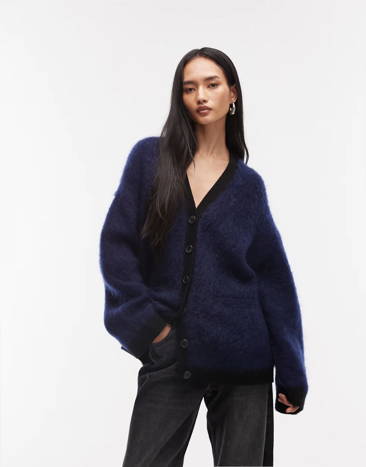 – Oversize-Strickjacke in Marineblau aus Woll-Mohair-Mix mit kontrastierenden Taschen