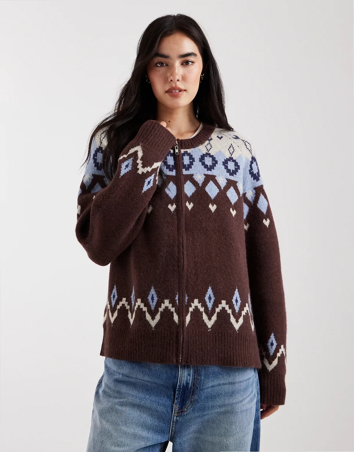 – Zapinany na zamek sweter w brązowo-niebieski wzór fairisle