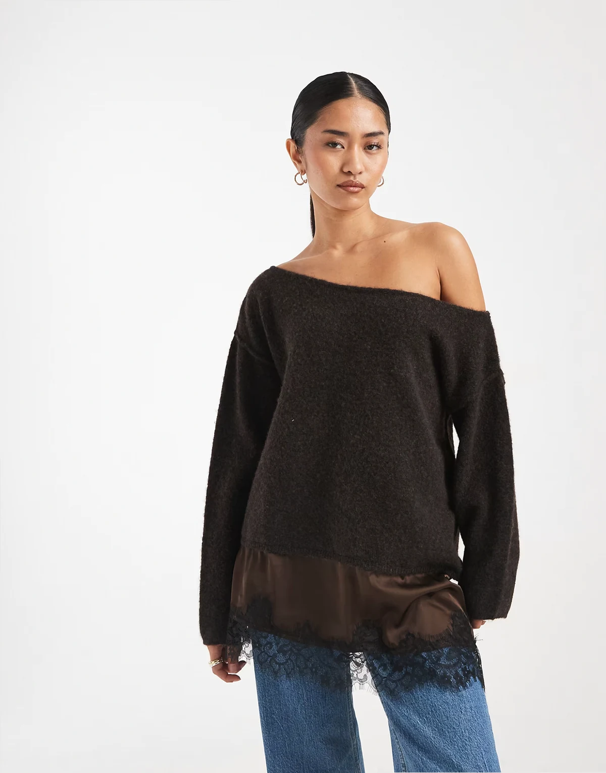– Flauschiger, asymmetrischer Pullover in Schokobraun mit kontrastierendem Spitzensaum aus Satin