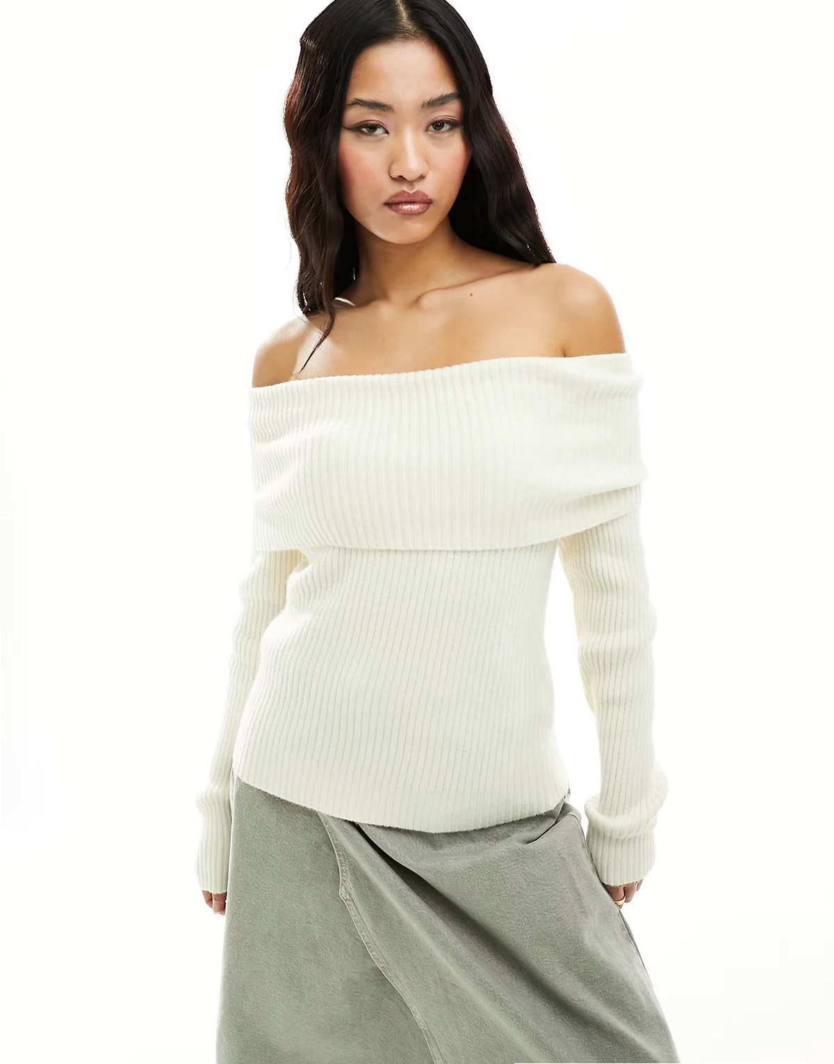 – Schulterfreier Strickpullover in Cremeweiß