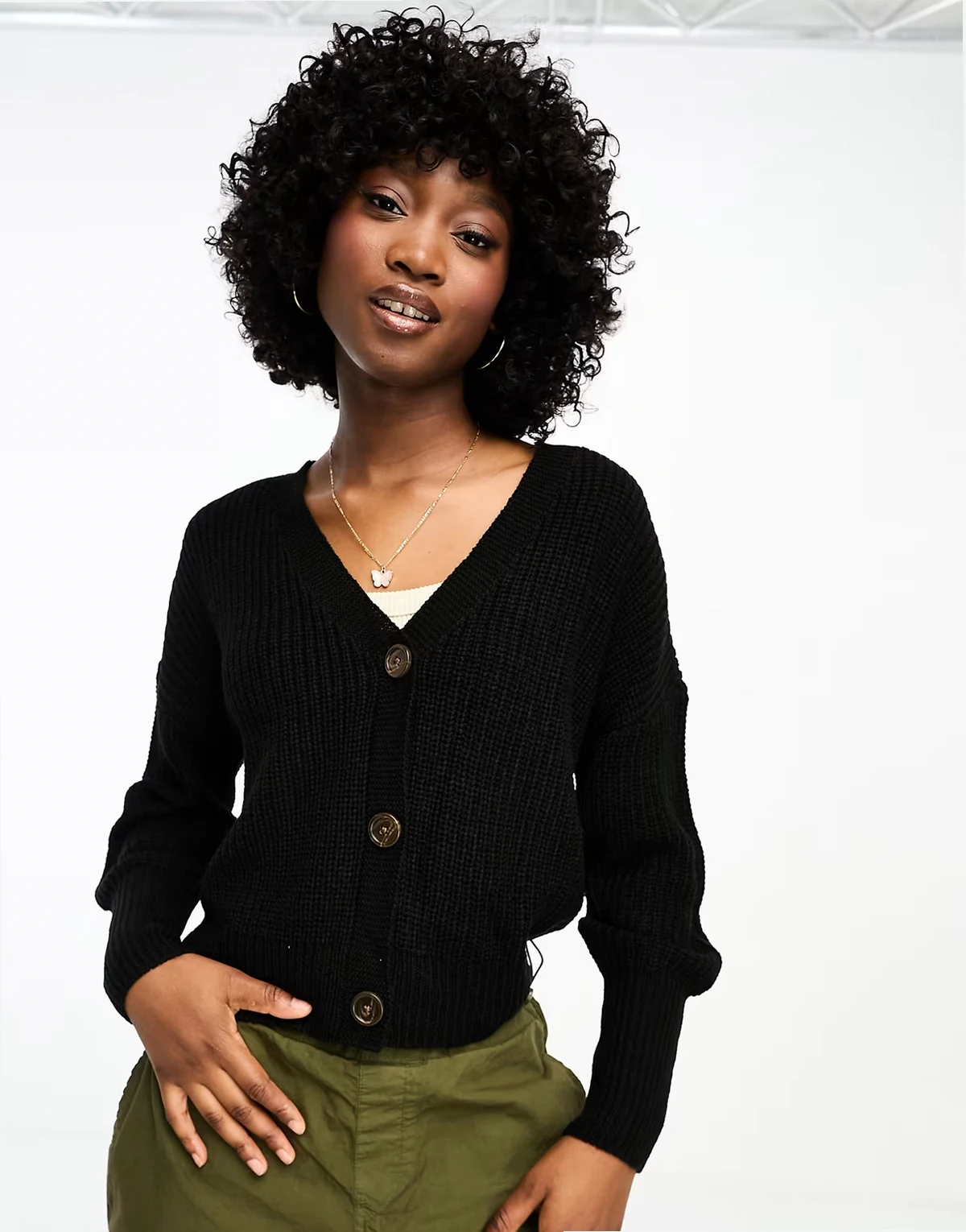 – Strickjacke in Schwarz mit Knopfleiste