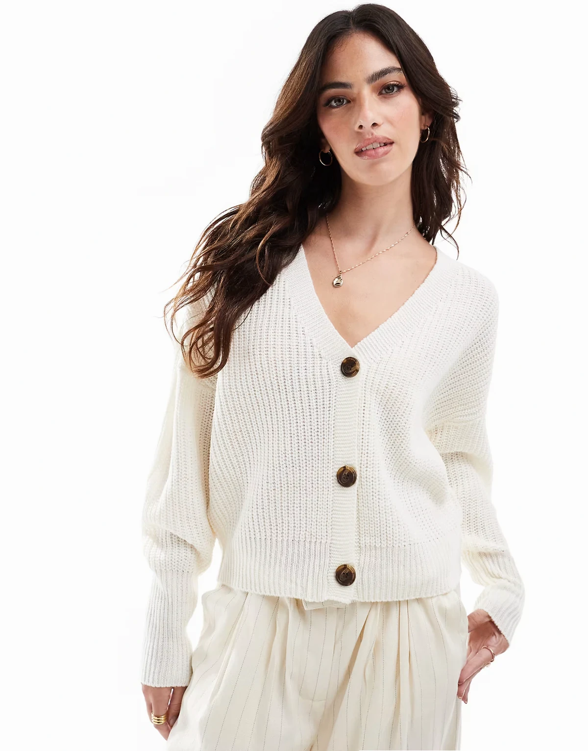 – Jacke aus breit geripptem Strick in Creme mit Knopfleiste