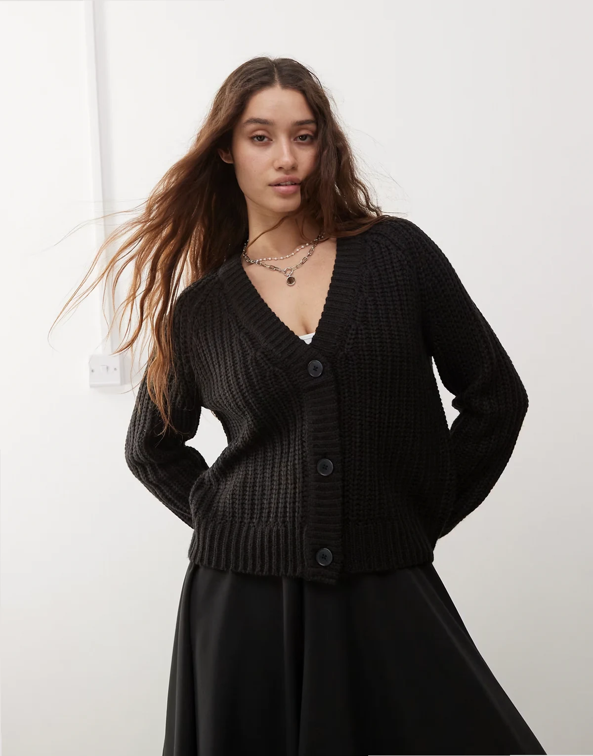 – Strickjacke in Schwarz mit V-Ausschnitt