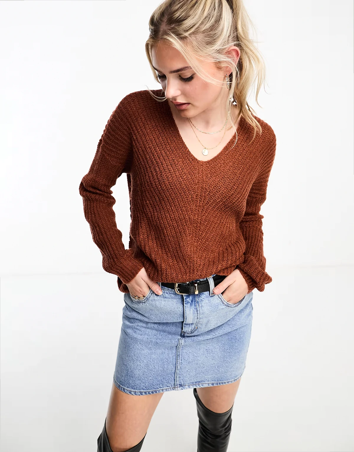 – Rdzawy lekki sweter z dekoltem w szpic