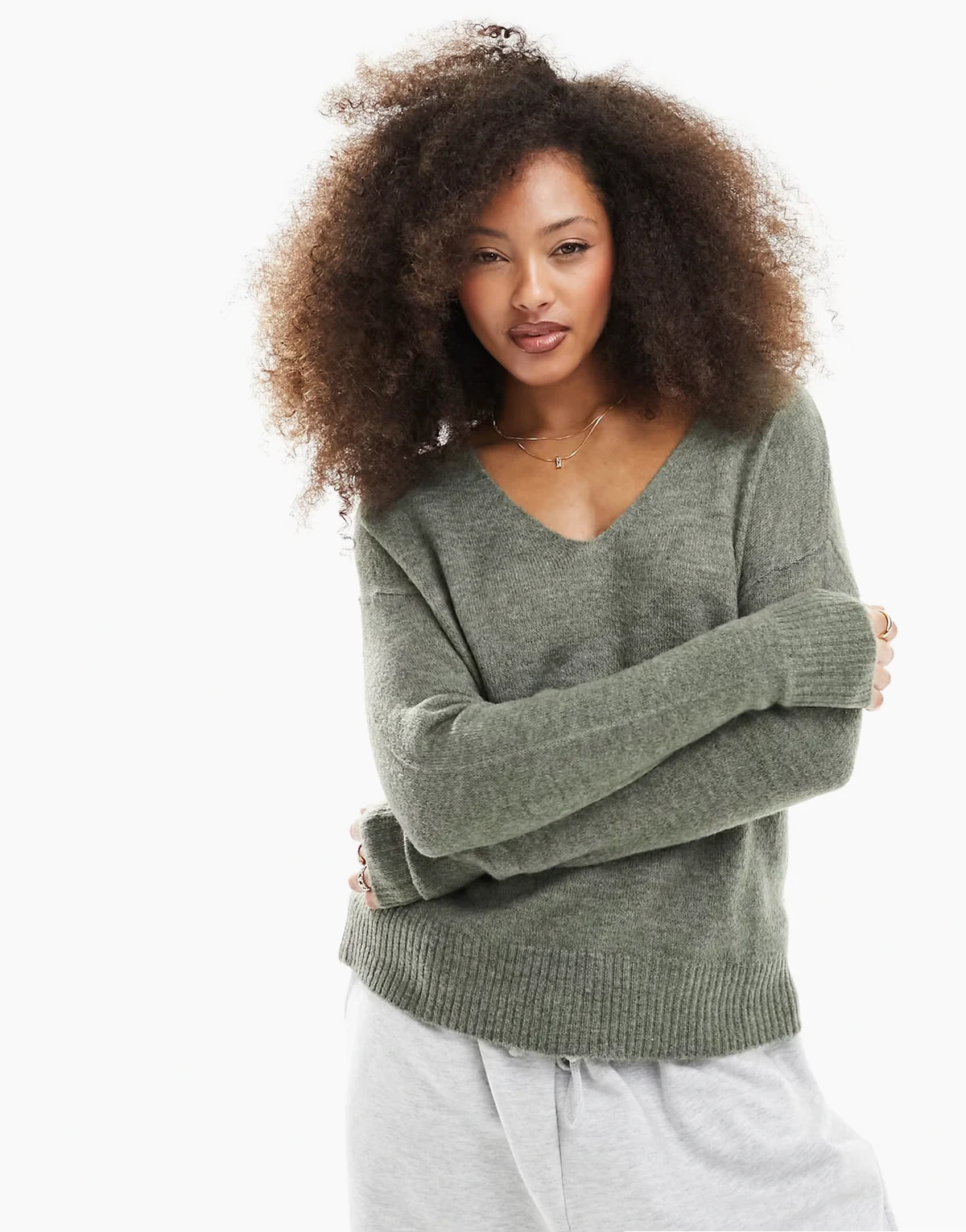 – Dzianinowy sweter z dekoltem w szpic w jasnym odcieniu khaki