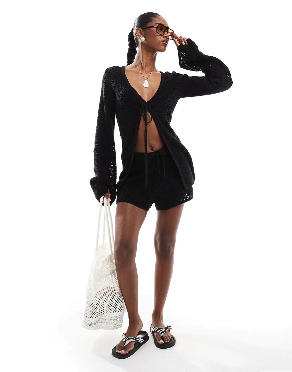 – Wiązane z przodu szydełkowane czarne szorty plażowe, część zestawu